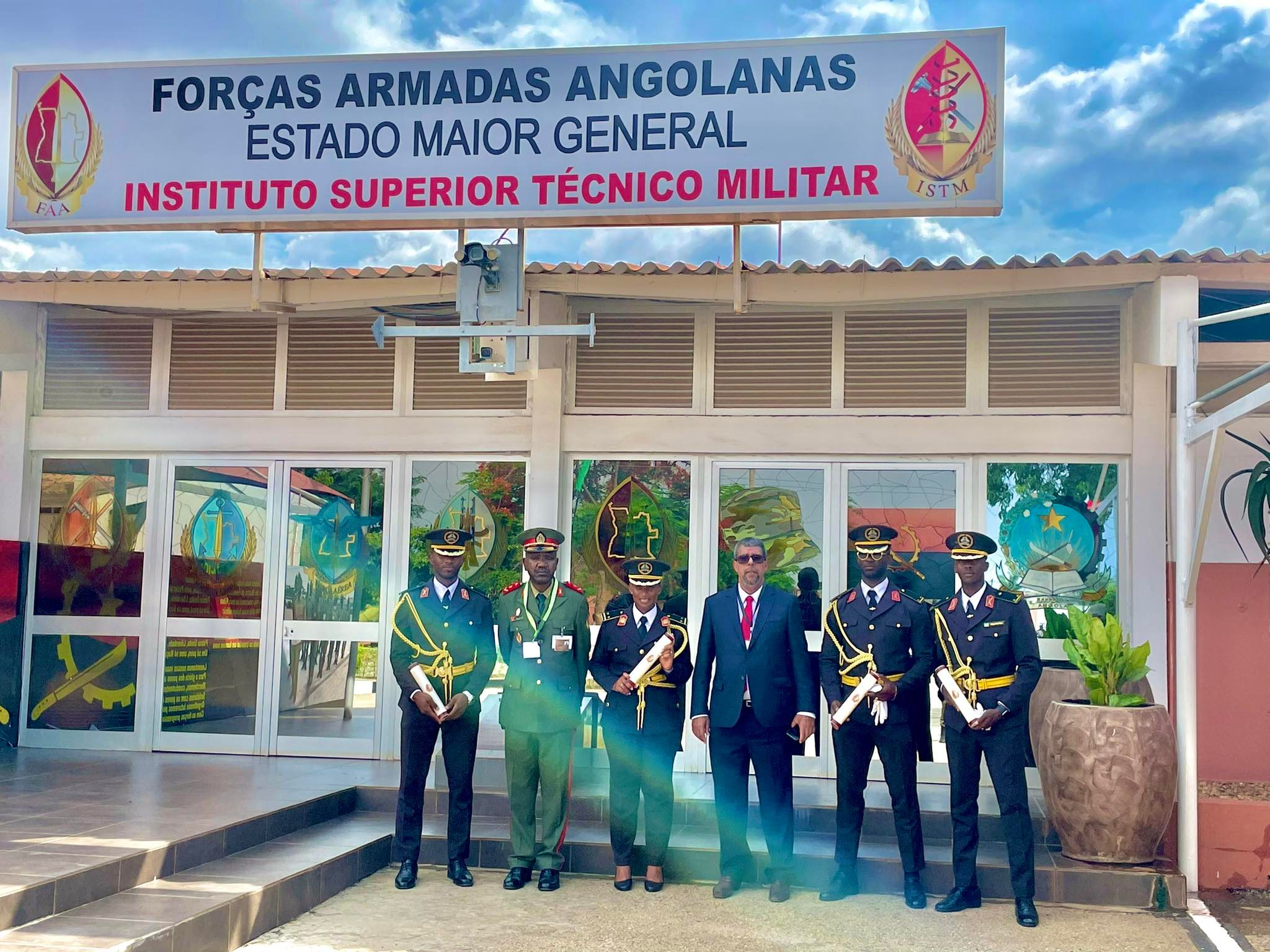 Militares Cabo-Verdianos terminam Licenciatura em Medicina e Engenharia, em Angola